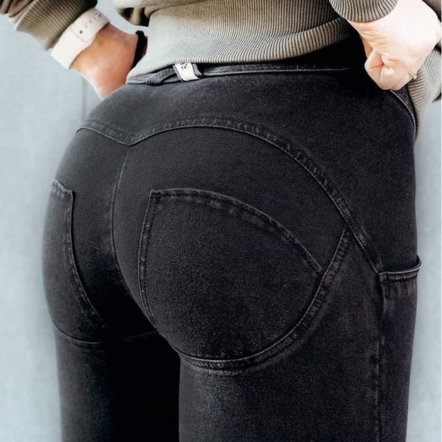 Push-Up Jeans with Lifting Effect